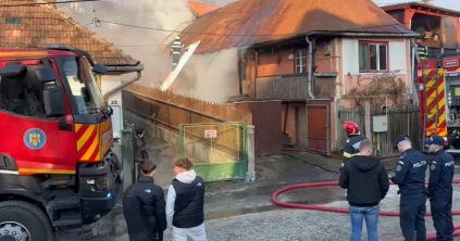 Kigyulladt a tető, megsérült a tulajdonos